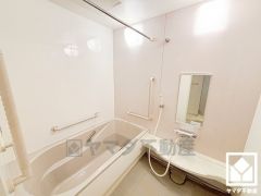 1日の疲れを癒す浴室でゆったりリフレッシュ。清潔感あふれる空間で、毎日のバスタイムをより快適に。