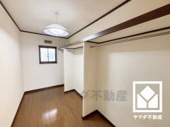 収納力豊富なウォークインクローゼット付き。お洋服はもちろんアウトドア用品や季節の荷物、趣味の道具なども収納可能。