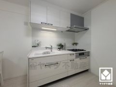 キッチンは空間を有効活用できる壁付けタイプ。