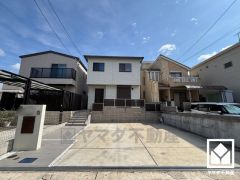 白を基調とした清潔感のある色合いと、品のあるデザイン。帰るたびに安心感を感じられる佇まい。