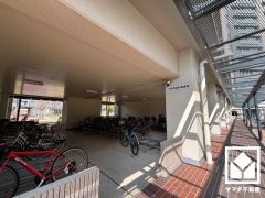 1階部分に屋内駐輪場を完備。雨や風、直射日光から自転車を守ることができます。