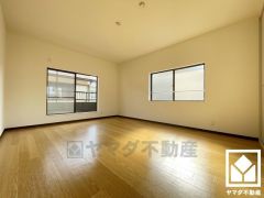 約11帖の2階洋室です。2階は全居室バルコニーに面した2面採光以上のお部屋となっております。風通しが良く、明るい陽光がたっぷり差し込む心地よい生活空間です。