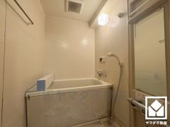 1日の疲れを癒す浴室でゆったりリフレッシュ。雨の日の洗濯や花粉・ウイルス対策など多用途に活躍する浴室乾燥機付き。（リフォーム前の写真となります。2025年10月24日浴室入替済）