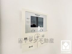 突然の来訪時でも安心なモニター付きインターホンを完備。お留守番中のお子様でも簡単に来訪者の確認ができます。