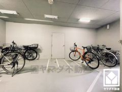 屋内駐輪場なので、雨や風、直射日光から自転車を守ることができます。