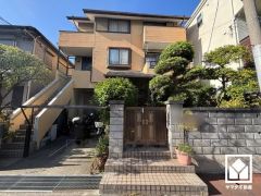 余裕のある間口約9.8mのため、駐車スペースや玄関アプローチが確保しやすく、間取りの自由度が高まります。