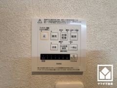 浴室暖房乾燥機付き。真冬の寒い浴室を暖かく、また雨の日の洗濯物の乾燥にと多用途に活躍する機能です。