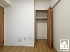 クローゼットは奥行きがあるので、収納力も申し分ありません。