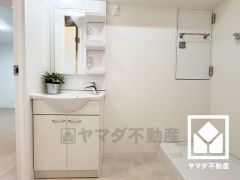 収納付きでスッキリお使い頂ける洗面台です。洗面ボウルが広めなので、忙しい朝でも身支度がしやすく時短になります。