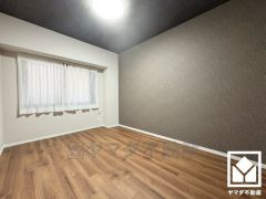 大きな窓からは明るい光が降り注ぎます。