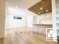 広々17.1帖のLDKが魅力。家族全員がリラックスできる、ゆったりとした快適リビングで温かい団らんの時間を。