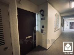 袖のガラスブロック窓から光が差し込み、外出時にも帰宅時にも、明るい気持ちになれる玄関です。