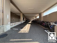 屋内駐輪場・バイク置場を完備。雨や風、直射日光からお乗り物を守ることができます。