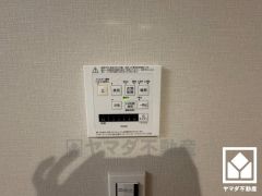 浴室暖房乾燥機付き。真冬の寒い浴室を暖かく、また雨の日の洗濯物の乾燥にと多用途に活躍する機能です。