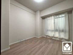 約4.8帖の洋室です。お子様のお部屋などにも丁度良い広さです。全居室フローリングでお掃除ラクラクです。