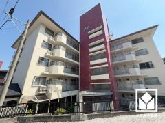 陽光に映える美しい外観。街並みに馴染みながらも、ひときわ目を引く存在感。