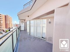 広々バルコニーでお洗濯をたっぷりと干す事ができます。