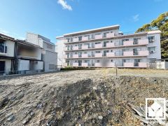 収納力豊富なウォークインクローゼット付き。お洋服はもちろん、スーツケースなどの大物もしっかり収納できます。