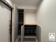 玄関にはシューズボックスを完備。家族の靴もしっかり収納できるので、玄関がいつも片付き、気持ちよくお客様を迎えられます。