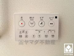 温水洗浄便座付きで、季節を問わずいつでも温かい便座をお使いいただけます。