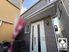 駐車スペースを縦列2台分確保。重い荷物や雨の日の移動もスムーズで、快適なカーライフを実現。来客時にも便利です。