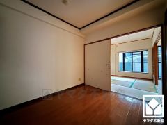 約4.2帖の洋室です。和室とは続き間になっており、一体利用も可能です。