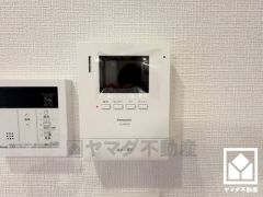 突然の来訪時でも安心なモニター付きインターホンを完備。お留守番中のお子様でも簡単に来訪者の確認ができます。