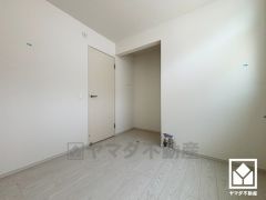 約4.5帖の2階洋室です。おしゃれなオープンクローゼットで、扉がないため家具の配置もしやすいです。