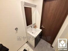 収納付きでスッキリお使い頂ける洗面台です。洗面ボウルが広めなので、忙しい朝でも身支度がしやすく時短になります。