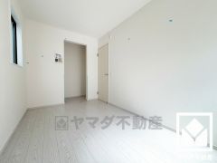 約5.6帖の2階洋室です。オープンクローゼットでおしゃれな「見せる」収納も可能です。扉がないため物の出し入れがしやすく、通気性が良いのもメリット。