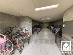 広々とした屋内駐輪場もございます。