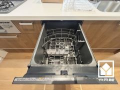 毎日の家事の負担を軽減でき、水道代の節約にもなる食器洗乾燥機付き。