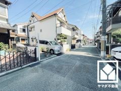 駐車スペース1台分あり。玄関のそばで荷物の上げ下ろしができるので便利です。