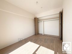 約5.8帖の洋室です。大きなクローゼット付きのお部屋で整理整頓しやすいです。