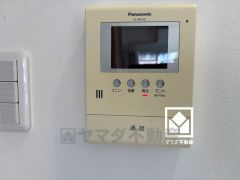 突然の来訪時でも安心なモニター付きインターホンを完備。お留守番中のお子様でも簡単に来訪者の確認ができます。