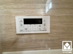 ボタン1つで自動でお湯張りができるオートバス機能付き。追い炊き機能もございますので、いつでも温かいお風呂に入ることができます。たし湯・たし水も可能で、お好みの温度に素早く調整できます。