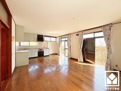 自然光を取り込む、開放感あふれる暮らし。豊富に設置された3面採光の窓から隅々まで光が降り注ぎ、明るく心地の良い空間。