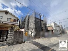 駐車スペースを並列2台分確保。1台分はインナーガレージで、重い荷物や雨の日の移動もスムーズ。快適なカーライフを実現します。来客時にも便利です。