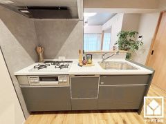 カウンターキッチンなので配膳や片付けがしやすく、お料理中でもお子様の様子が分かって安心です。調理に手間がかかりがちな肉や魚を、短時間でサッと焼き上げることができるグリル付き。