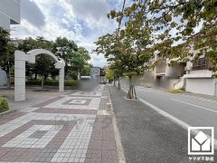 阪神電鉄本線「杭瀬」駅まで徒歩約12分、JR福知山線・東西線「尼崎」駅まで徒歩約15分の立地。3沿線利用可能で、毎日の通勤・通学だけでなく、休日のお出かけまで利便性に優れています。