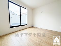 バルコニーにつながるお部屋で、通風・陽当たり良好。