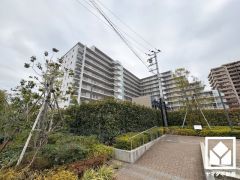 自然と調和するデザインが魅力。四季折々の風景に溶け込む、心地よい住まい。