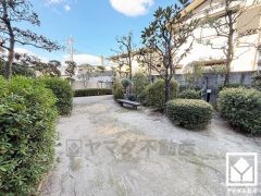 敷地内にプレイロットがございます。徒歩圏内にはブランコやすべり台が設置された「一ケ谷東公園」など複数の公園もあり、子育て世帯の方にもお勧めです。