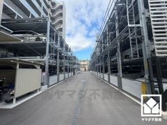 敷地内に駐車場を完備。重い荷物や雨の日の移動もスムーズで、快適なカーライフを実現。空き状況は弊社スタッフまでお気軽にお問い合わせください。