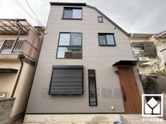 1階洋室は収納力豊富なウォークインクローゼット付き。お洋服はもちろん、スーツケースなどの大物もしっかり収納できます。