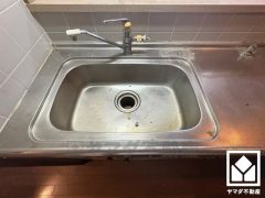 広々としたシンクでお料理が捗ります。（リフォーム前の写真となります。2025年10月24日ガスキッチン入替済）