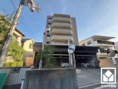 室内洗濯機置場がございますので、天候に左右されず洗濯していただけます。