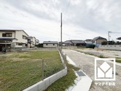 「万代尼崎食満店」まで徒歩3分、「ウエルシア尼崎新園田店」まで徒歩4分など、徒歩5分圏内に買い物施設が複数揃う、生活便利な環境です。