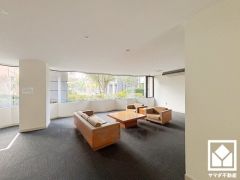 開放的で落ち着いたロビーが、心を癒すひとときを演出。くつろぎと気品が共存する、快適な住まい。