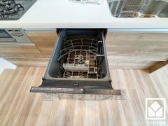 毎日の家事の負担を軽減でき、水道代の節約にもなる食器洗乾燥機付き。